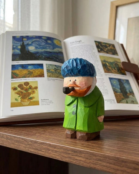 Handgefertigte Holzskulptur: kleine Figur mit blauem Kopftuch, grünem Kleid und braunen Schuhen.