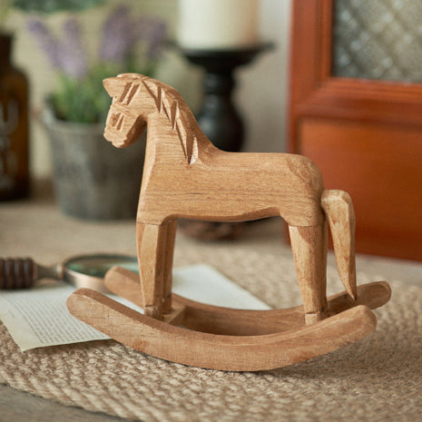 Klassisches Schaukelpferd aus Holz im skandinavischen Stil | Handgefertigte Deko-Figur aus Kiefernholz | Gopure Studio Gopure Studio