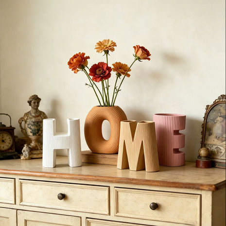 Keramik-Buchstabenvasen-Set mit Blumen: weißes H, orange O, beiges M, rosa T