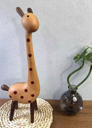 Giraffenfigur aus Holz auf rundem Stroh-untersetzer, braune Punkte