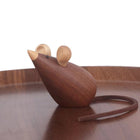Holzmaus auf Holzplatte, liegende Figur mit dunkler Ohrpartie