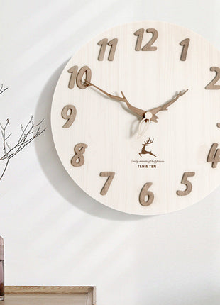 Runde Wanduhr mit hellem Ziffernblatt, Holz-Ziffern, braunen Zeigern und Hirsch-Motiv