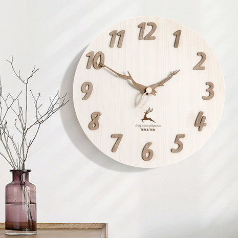 Runde Wanduhr mit hellem Ziffernblatt, Holz-Ziffern, braunen Zeigern und Hirsch-Motiv