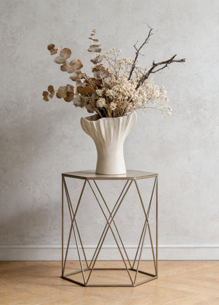 Geometrische Keramik-Vase Lignovancia, weiß, Rillenstruktur, geschwungene Öffnung