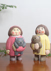 Gelbe Puppe mit Teddybär