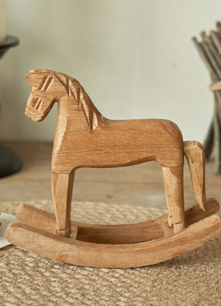 Klassisches Schaukelpferd aus Holz im skandinavischen Stil | Handgefertigte Deko-Figur aus Kiefernholz | Gopure Studio Gopure Studio