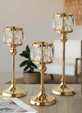 Drei Kristall-Kerzenhalter mit goldenen Sockeln und facettiertem Glaszylinder