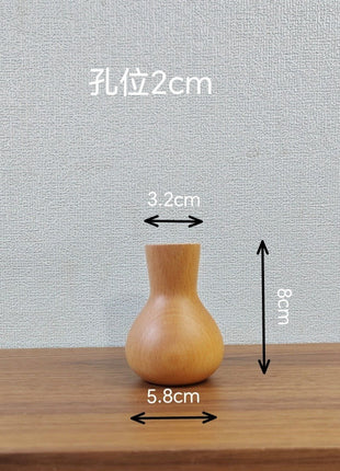 Kleine Buchenholzvase mit bauchigem Korpus und enger Öffnung, Größenangaben sichtbar