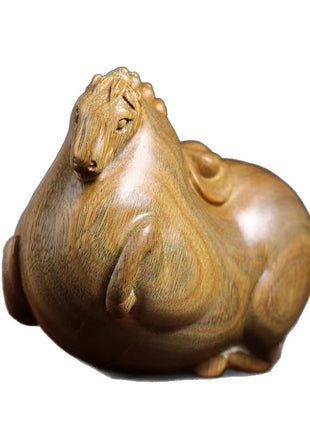 Holzfigur Tang-Pferd, Nahansicht von vorn, Kopf und Mähne detailliert, goldbraun