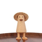 Buchenholz-Entenfigur mit Strohhut, stehende Dekoente mit braunem Schnabel