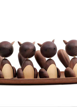 Holzfigur Eichhörnchen, vier Figuren aus dunklem Holz auf ovaler Holzplatte, mit hellen Einsätzen
