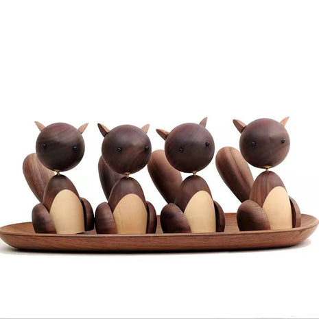 Holzfigur Eichhörnchen, vier Figuren aus dunklem Holz auf ovaler Holzplatte, mit hellen Einsätzen