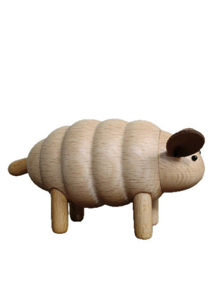 Schaf aus hellem Buchenholz als Dekofigur, klare Seitenansicht mit braunem Ohr und Auge.