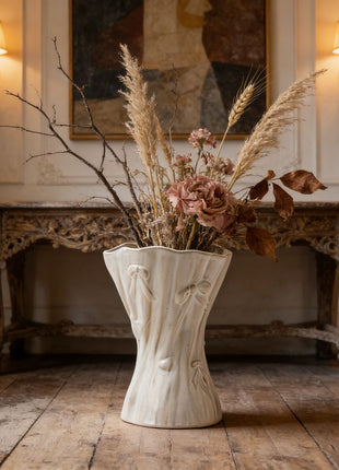 Weiße Keramikvase in Taillenform mit Ranken-Relief, im Arrangement mit Trockenblumen