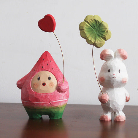 Holzfigur: roter Wassermelonen-Mensch mit rotem Herzballon und grüner Basis