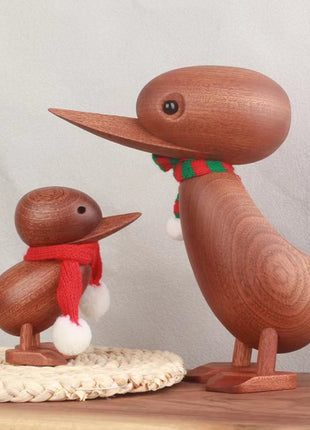 Massivholz-Ente mit grün-rotem Schal, weißem Bommel, auf Holzsockel, große Figur