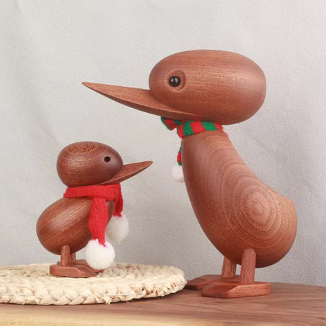 Massivholz-Ente mit grün-rotem Schal, weißem Bommel, auf Holzsockel, große Figur