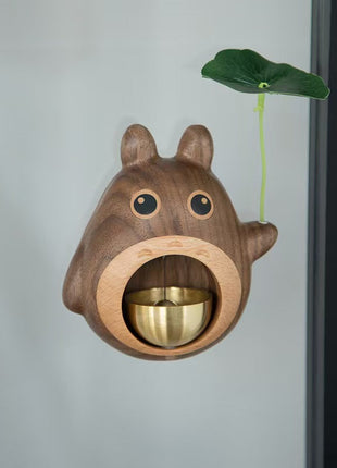 Holz-Türglocke Totoro mit goldenem Klangbecher, an grünem Blatthänger