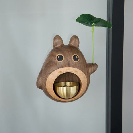 Holz-Türglocke Totoro mit goldenem Klangbecher, an grünem Blatthänger