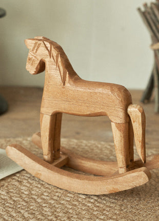 Klassisches Schaukelpferd aus Holz im skandinavischen Stil | Handgefertigte Deko-Figur aus Kiefernholz | Gopure Studio Gopure Studio