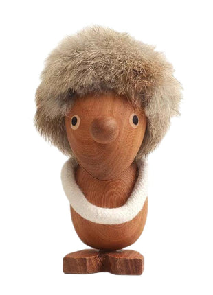 Wikinger-Figur aus Massivholz: Holzpuppe mit grauem Fellhaar, weißem Kragen und Holzsockel