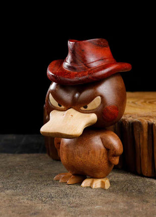 Psyduck-Holzfigur aus Massivholz, roter Hut, Blick nach vorn, heller Schnabel, ganzkörper