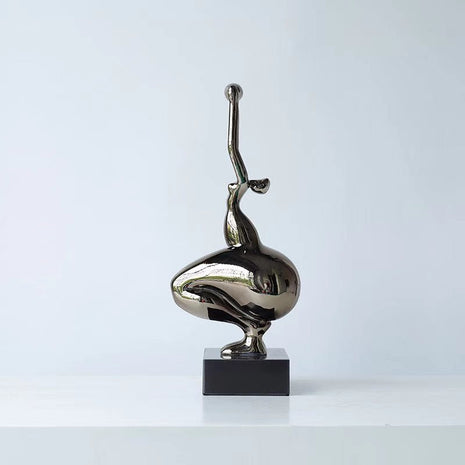 Yoga-Mädchen-Skulptur aus galvanischem Gunmetal auf schwarzem Sockel, abstrakte Silhouette