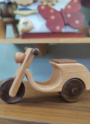 Retro-Motorrad aus Holz im Seitenansicht, naturfarbenes Holz und dunkle Radnaben