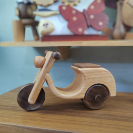 Retro-Motorrad aus Holz im Seitenansicht, naturfarbenes Holz und dunkle Radnaben