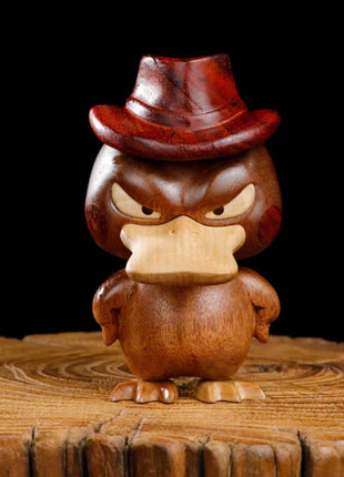 Psyduck-Holzfigur aus Massivholz, roter Hut, nach unten blickend, brauner Körper, frontal
