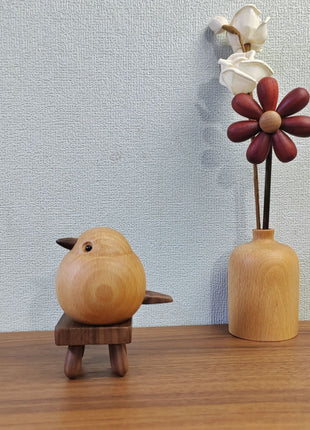 Holz-Spatzfigur aus hellem Buchenholz auf dunklem Standfuß