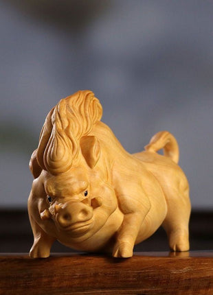 Wildschwein-Holzskulptur, sitzend liegend, gedrehter Kopf, fein geschnitzte Fellstruktur