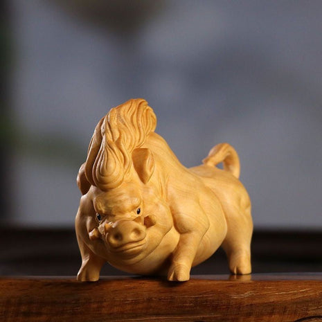 Wildschwein-Holzskulptur, sitzend liegend, gedrehter Kopf, fein geschnitzte Fellstruktur
