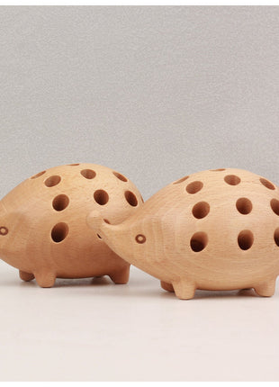 Paar Igel-Stifthalter aus hellem Holz mit kleinen runden Löchern, nebeneinander