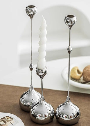 Tropfen-Kerzenhalter-Set aus Metall, silbern, mit weißen Stabkerzen und drei Tropfenfußteilen