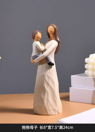 Nordische Familienfigur: Mutter umarmt Kind, stehende Figur in Weiß mit rotem Herzdetail