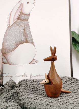Holz-Känguru-Dekofigur mit kleinem Känguru, braun, aufrechter Stand