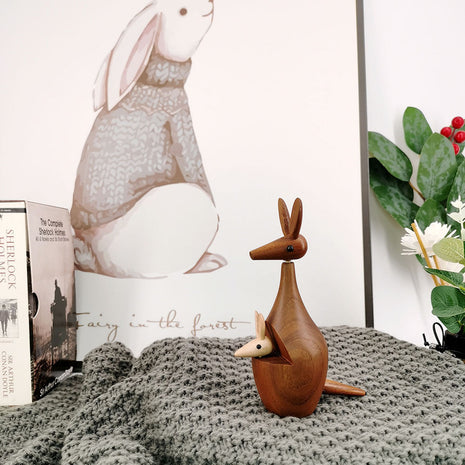 Holz-Känguru-Dekofigur mit kleinem Känguru, braun, aufrechter Stand