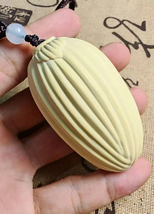 Korn-Anhänger aus Naturholz mit Längskerben, hellgelb, Perlenband mit hellblauem Stein