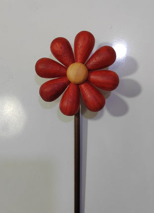 Holzblume aus Holz mit roten Blütenblättern und hellem Holz-Mittelpunkt auf Ständer
