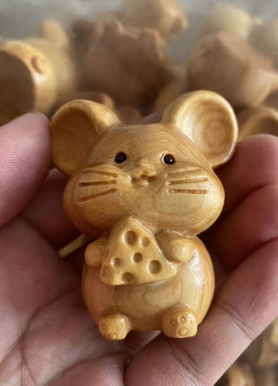 Holzmaus-Glücksfigur aus hellem Holz mit Käse, Nahansicht von vorne
