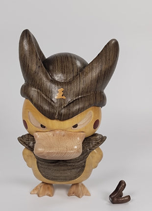 Psyduck-Holzfigur aus Massivholz, dunkle Haube, gelbes Stirn-Emblem, frontal, ganzkörper