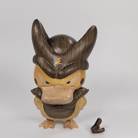 Psyduck-Holzfigur aus Massivholz, dunkle Haube, gelbes Stirn-Emblem, frontal, ganzkörper