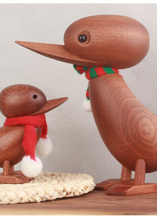 Holzente mit rotem Schal: große Ente und kleinere Ente auf Holzsockel
