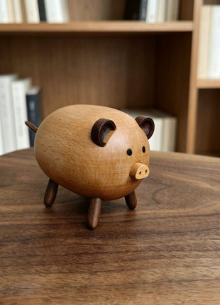 Schweinchen aus Massivholz im Seitenprofil, braune Holzmaserung und kurze Beine