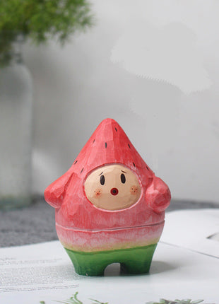 Holzfigur: roter Wassermelonen-Mensch mit grünem Boden und Gesicht