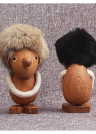 Wikinger-Holzpuppe aus Massivholz, links vorn, rechts gedrehte Figur mit schwarzem Haar