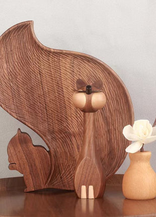 Holzfigur Katze mit Holzmaus, große Seitenansicht der Katze