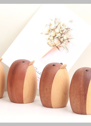 Holzfigur-Pinguine, vier Stück in Reihe, braun und helles Holz, minimalistische Deko