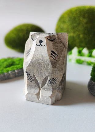 Handgeschnitzte Holzfigur sitzende Katze mit grauen Streifen, Massivholz.